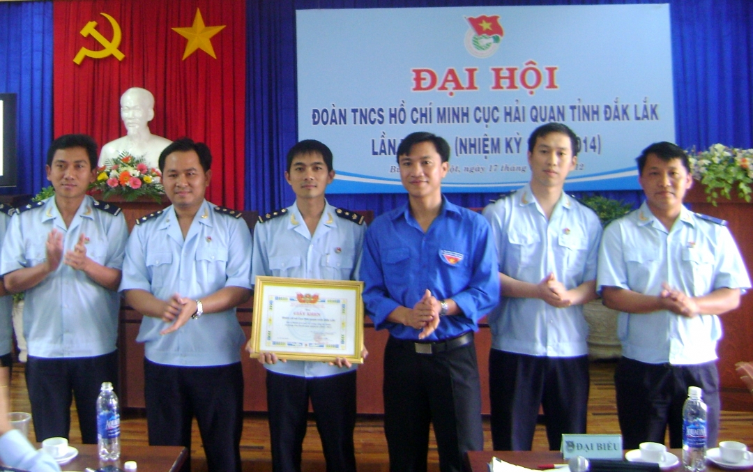 Đại diện Đoàn Khối các cơ quan tỉnh tặng Giấy khen Đoàn cơ sở Cục Hải quan tỉnh nhiệm kỳ 2009-2011
