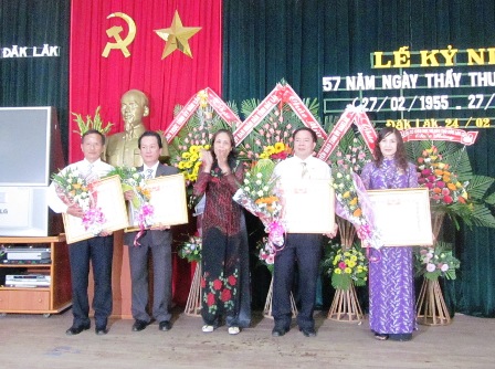 Thừa ủy nhiệm của Chủ tịch nước, Phó Chủ tịch UBND tỉnh Mai Hoan Niê K'dăm trao tặng danh hiệu Thầy thuốc ưu tú cho các cá nhân.