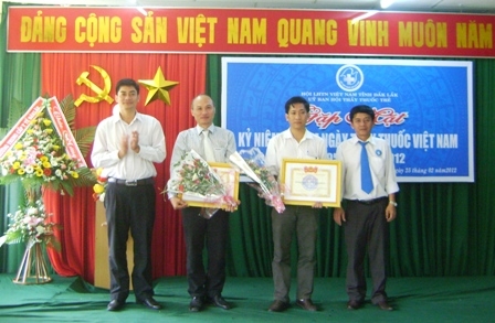 Đại diện lãnh đạo Hội LHTNVN tỉnh trao Bằng khen của Trung ương Hội Thầy thuốc trẻ cho các cá nhân có thành tích xuất sắc trong công tác Hội và phong trào Thầy thuốc trẻ năm 2011