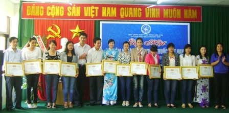 Bí thư Tỉnh Đoàn, Chủ tịch Hội LHTNVN tỉnh Y Vinh Tơr tặng Bằng khen và Giấy khen cho các cá nhân có thành tích suất sắc trong công tác Hội và phong trào Thầy thuốc trẻ năm 2011