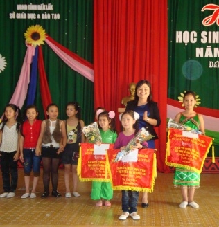  Lãnh đạo Sở GD-ĐT trao  phần thưởng cho các đơn vị đạt giải Nhất, Nhì, Ba toàn đoàn