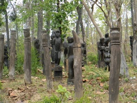 ...và vườn tượng điêu khắc gỗ dân gian cũng nên trơ trọi, có nguy cơ hư hại nếu không được quản lý, bảo vệ tốt