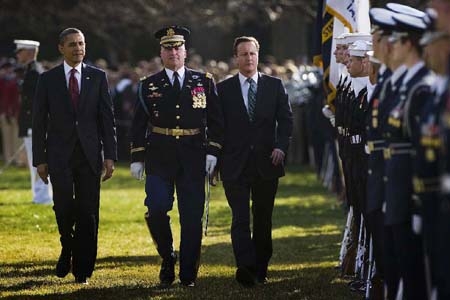Tổng thống Mỹ Barack Obama và Thủ tướng Anh David Cameron duyệt đội danh dự trong buổi lễ tại Nhà Trắng ngày 14-3