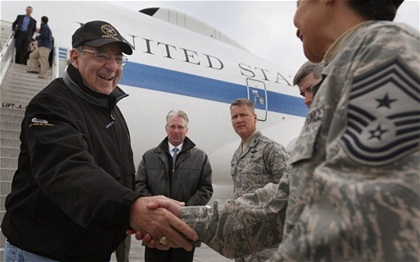 Bộ trưởng Quốc phòng Mỹ Leon Panetta bất ngờ tới thăm Afghanistan sau vụ thảm sát 16 dân thường do binh lĩnh Mỹ gây ra. Ảnh: Internet