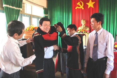 Đảng bộ, Chính quyền xã Ea Tul (huyện Cư M'gar) tặng áo thổ cẩm Chủ tịch nước