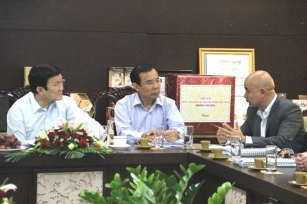 Lãnh đạo Công ty cà phê Trung Nguyên giới thiệu với Chủ tịch nước về Dự án cụm