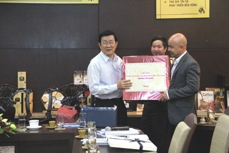 Tặng quà Công ty cà phê Trung Nguyên