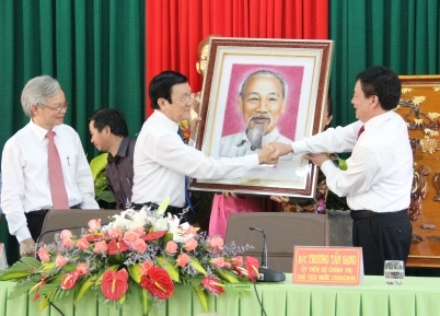Chủ tịch Trương Tấn Sang tặng cán bộ, giáo viên, học viên Học viện Hành chính Phân viện khu vực Tây Nguyên bức chân dung Chủ tịch Hồ Chí Minh
