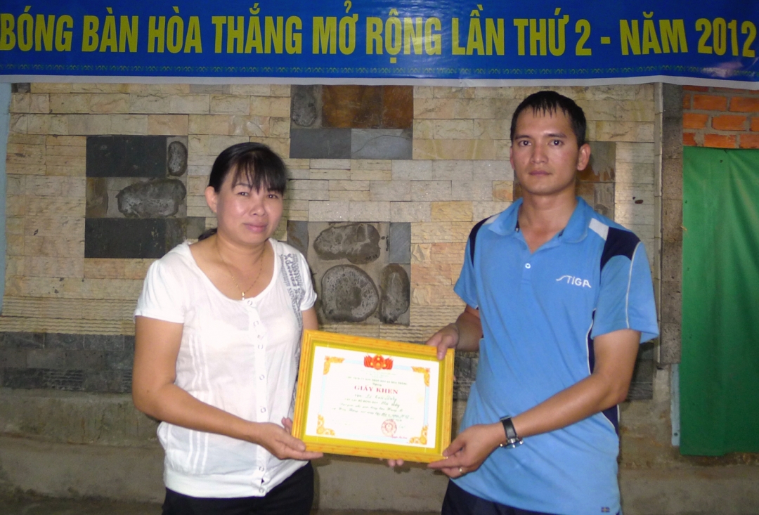 Chủ tịch UBND xã Hoà Thắng Nguyễn Thị Loan tặng giấy khen cho VĐV đoạt giải Nhì