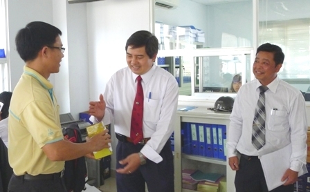 Lãnh đạo LĐLĐ tỉnh và huyện Ea Kar thăm, tặng quà công nhân Nguyễn Ngọc Vinh