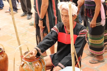 Thầy cúng đang làm lễ cúng bến nước Buôn Đôn, xã Krông Na