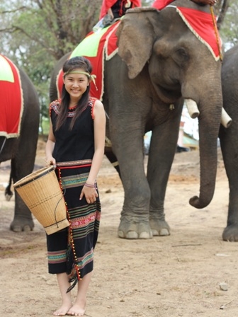 ... cùng cô gái duyên dáng trong ngày lễ hội.