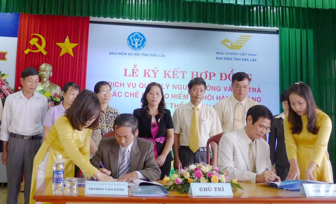 Lãnh đạo 2 cơ quan ký kết hợp đồng trước sự chứng kiến của đông đảo cán bộ, nhân viên 2 bên.