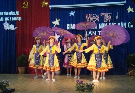 Tiết mục Mưa rơi của đơn vị Phòng GD-ĐT huyện MDrak.JPG