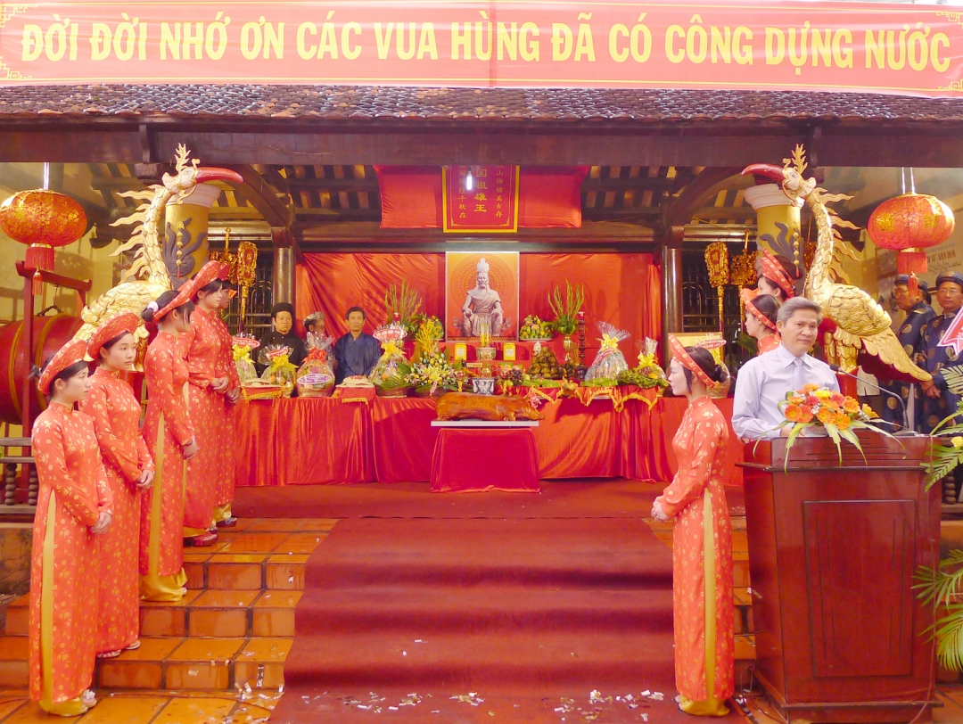 Đồng chí Lữ Ngọc Cư báo công trước điện thờ Vua Hùng 
