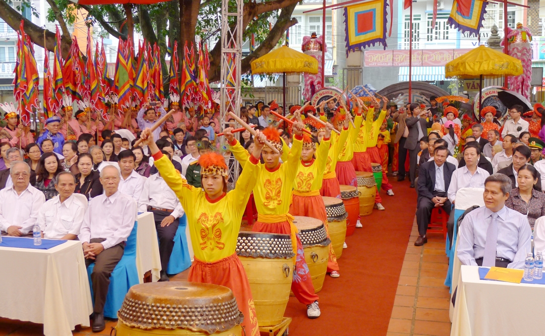 Tiếp theo là màn múa trống, múa lân sư, rồng