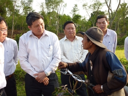 Đồng chí Nguyễn Văn Giàu và các thành viên trong Đoàn công tác trò chuyện với người dân tại cánh đồng Ea Pư, Cư Huê, Ea Kar