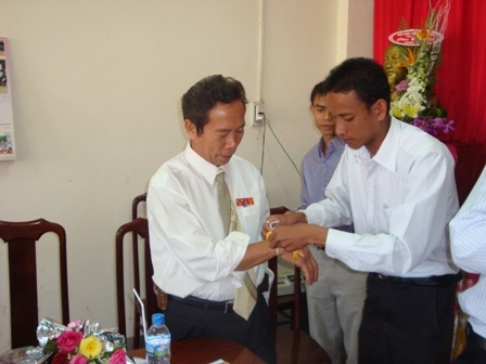 Buộc chỉ vào cổ tay với