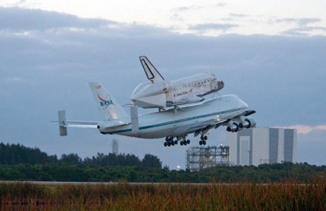 Phi cơ NASA 905 cùng tàu Discovery cất cánh