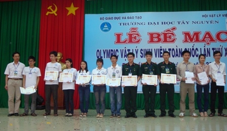 Ban tổ chức tặng trao thưởng sinh viên đoạt thành tích cao phần thi lý thuyết 
