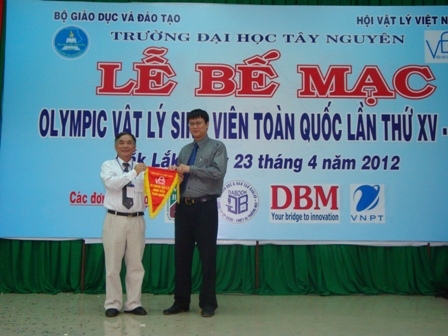 Đại diện lãnh đạo Trường Đại học Mỏ địa chất nhận cờ 