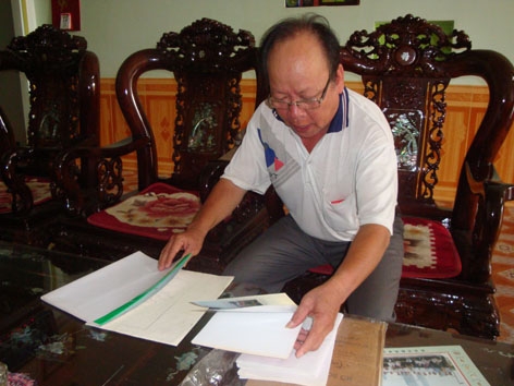   Ông Nguyễn Quang Bút  lần giở kỷ niệm   những  năm tháng  chiến đấu tại  chiến trường  Tây Nguyên 