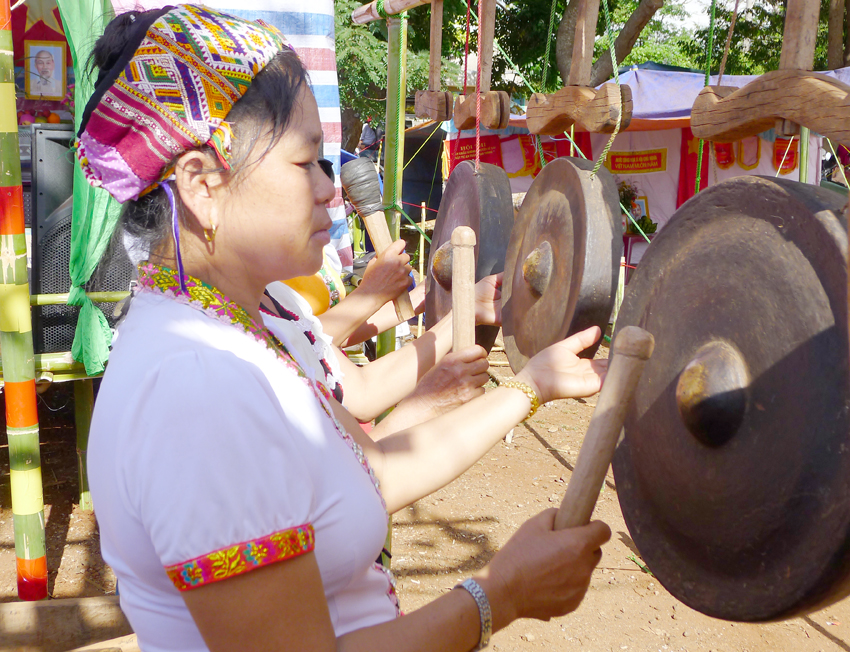 Diễn tấu cồng chiêng 