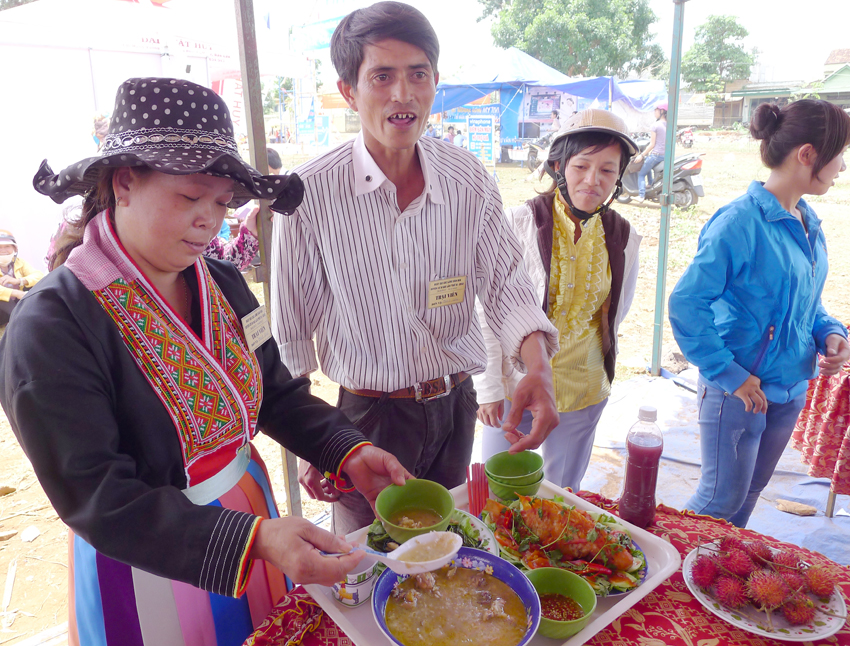 Món canh gà nấu gừng và cơm rượu là đặc sản của đồng bào dân tộc Dao