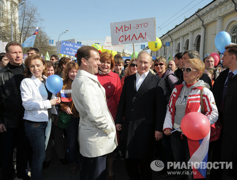 Tổng thống Medvedev và Thủ tướng Putin cùng tuần hành với người lao động Nga ở thủ đô Moscow ngày 1-5-2012. 