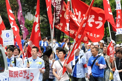 Người dân Nhật Bản tham gia cuộc tuần hành tại Tokyo trong Ngày Quốc tế lao động 