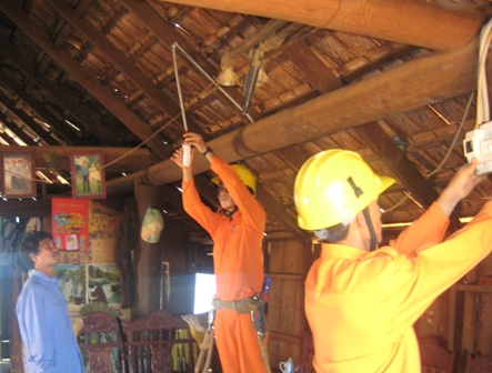 Thay đèn compact giúp người dân sử dụng tiết kiệm điện.  