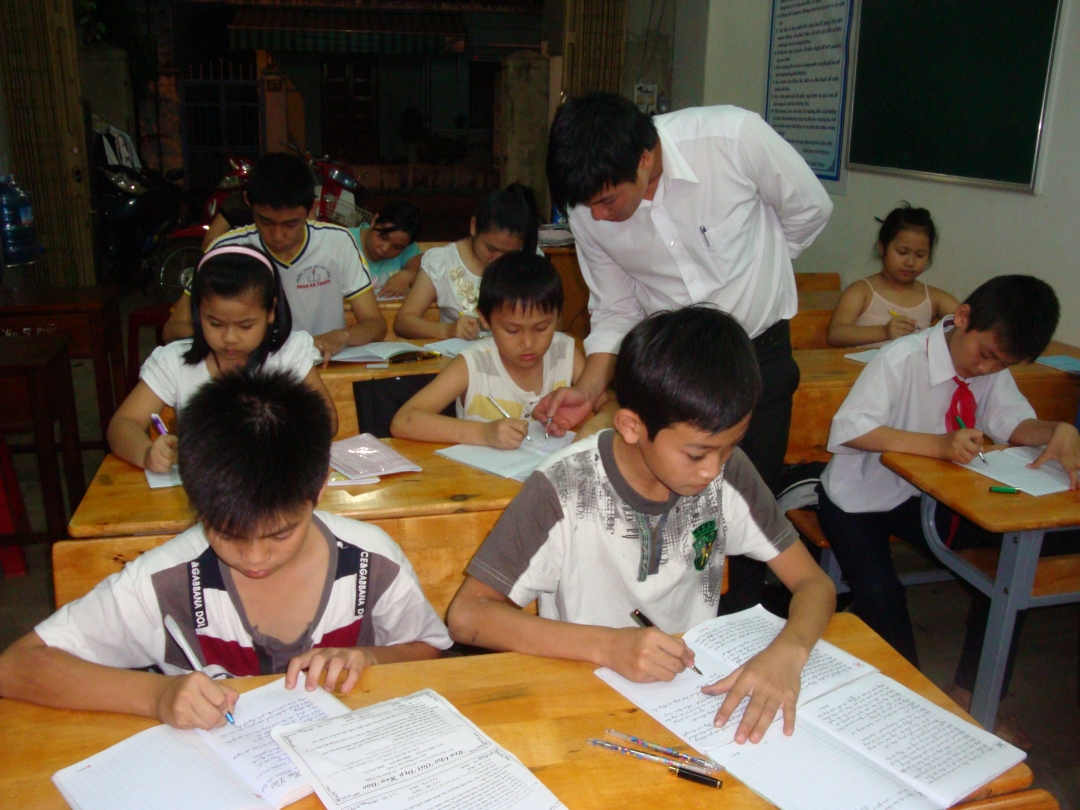 Thầy trọng chỉnh sữa cách cầm bút.