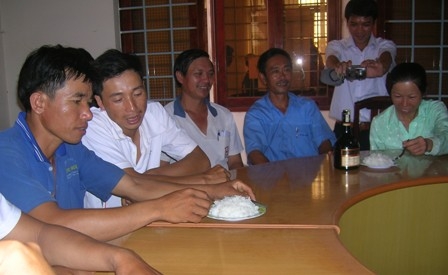 Bà con nông dân thử cơm của gạo Xuyên Hương 178