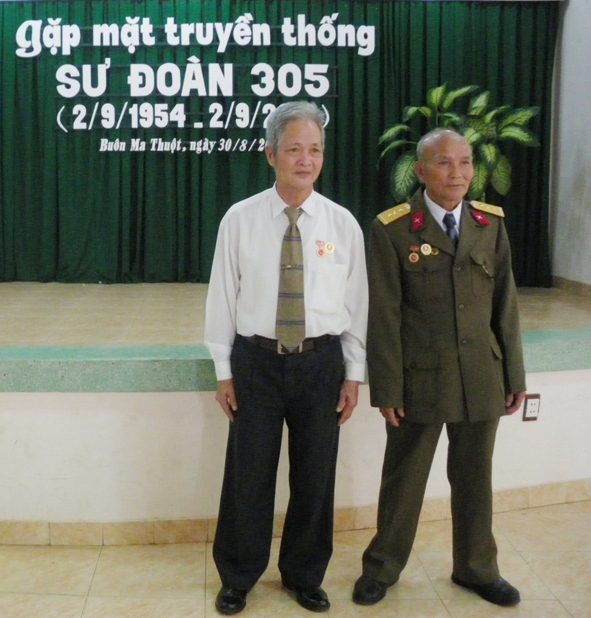 Ông Lê Văn Thái (người mặc  áo trắng) cùng đồng đội trong ngày  gặp mặt truyền thống của đơn vị. 