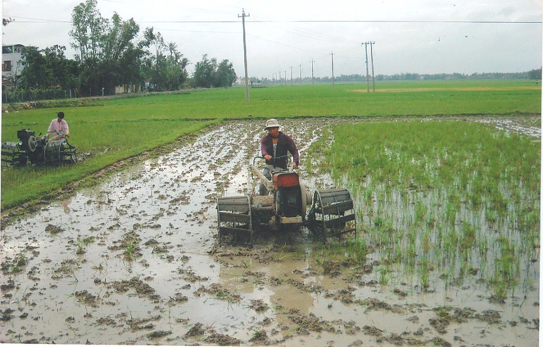 Bà con Krông Bông làm đất chuẩn bị gieo trồng vụ mùa.   