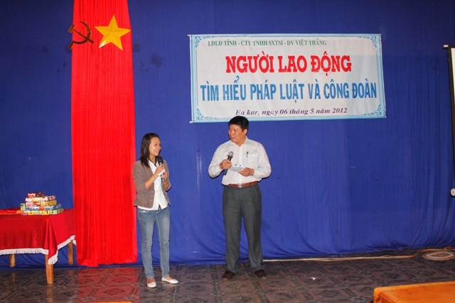 Công nhân CCN Ea Dar tham gia bắt thăm và trả lời các câu hỏi tại buổi tuyên truyền