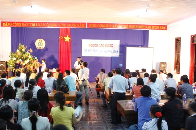 Đông đảo công nhân CCN đến tham dự buổi tuyên truyền