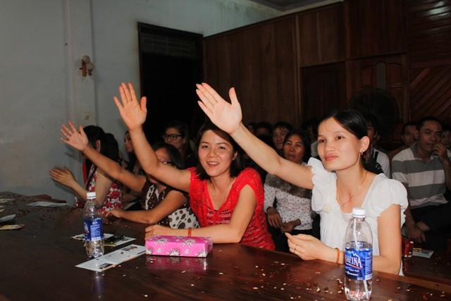 Công nhân hào hứng giơ tay để được lên bốc thăm trả lời câu hỏi