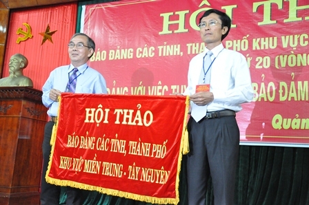Trao cờ đăng cai Hội thảo lần thứ Nhất (vòng IV) 