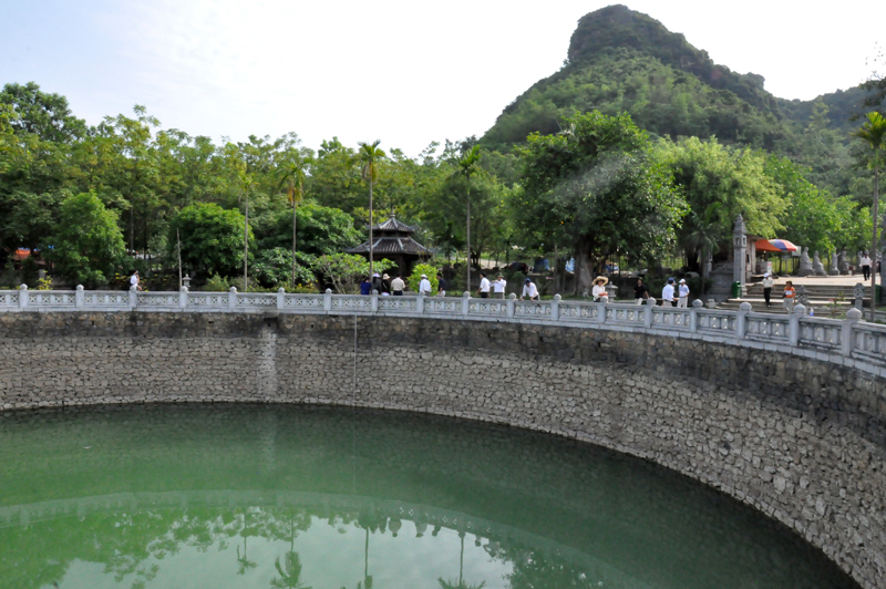 Giếng ngọc của chùa Bái Đính cổ nằm gần chân núi Bái Đính. Tương truyền đây là nơi thiền sư Nguyễn Minh Không đã lấy nước để sắc thuốc chữa bệnh cho dân và chữa bệnh cho Vua Lý Thần Tông. Giếng xây lại hình mặt nguyệt, rất rộng, có đường kính 30 m, độ sâu của nước là 6 m, không bao giờ cạn nước. Miệng giếng xây lan can đá. Khu đất xung quanh giếng hình vuông, có diện tích 6.000 m², 4 góc là 4 lầu bát giác. Trung tâm sách kỷ lục Việt Nam đã cấp bằng “Xác nhận kỷ lục”: “Ngôi chùa có giếng lớn nhất Việt Nam”, ngày 12 -12-2007