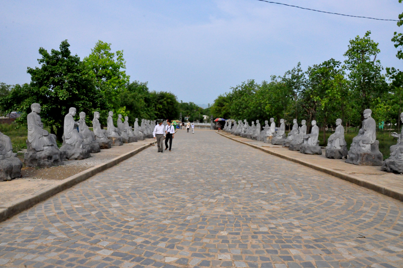 Đường lên chùa Bái Đính cổ