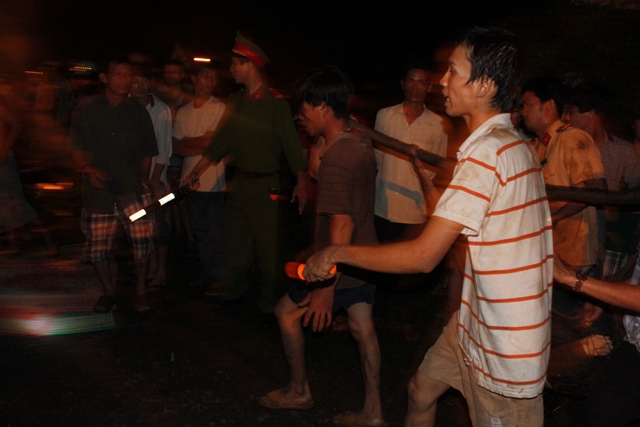 Anh Giang ngoài cùng (bên phải) tích cực tham gia đưa người bị nạn lên bờ
