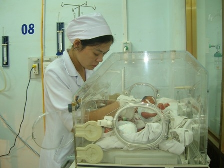 Một ca song sinh thiếu tháng được nuôi trong lồng ấp tại Bệnh viện Đa khoa Dak Lak. Ảnh: K.O