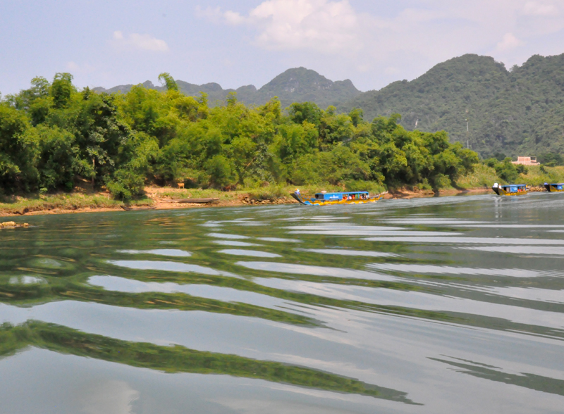 Màu xanh của sông Son khác với bất cứ dòng sông nào, bình lặng và thấm đẫm chất thơ