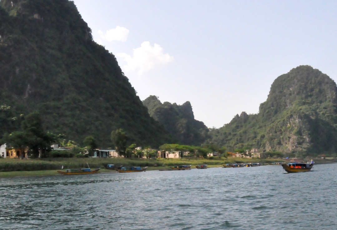 Soi bóng trên dòng sông Son là những làng quê trù phú