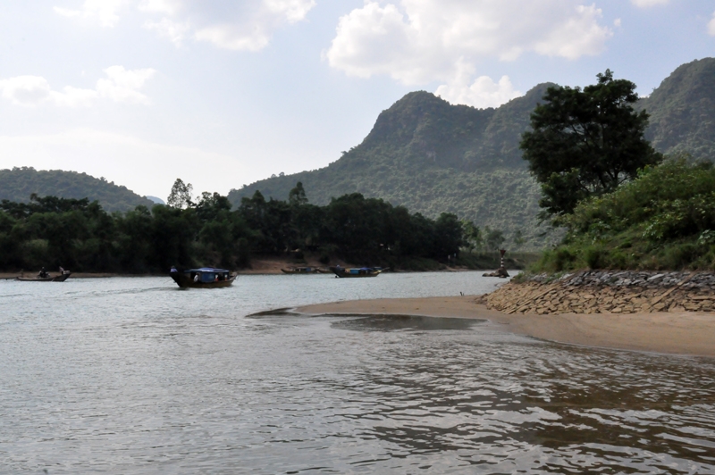 Đến ngã ba sông, một nhánh dẫn vào động Phong Nha