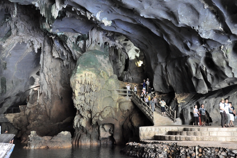 Giáo sĩ Leotio Cadlrier, người Pháp là người đầu tiên phát hiện ra động Phong Nha nằm sâu trong lòng núi đá vôi Kẻ Bàng vào cuối thế kỷ XIX
