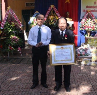 Thừa ủy nhiệm Chủ tịch nước, Phó Chủ tịch UBND TP. Buôn Ma Thuột Nay Phi La
