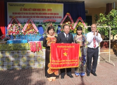 Ban Giám hiệu Trường THCS Phan Chu Trinh đón nhận Cờ thi đua xuất sắc của UBND tỉnh