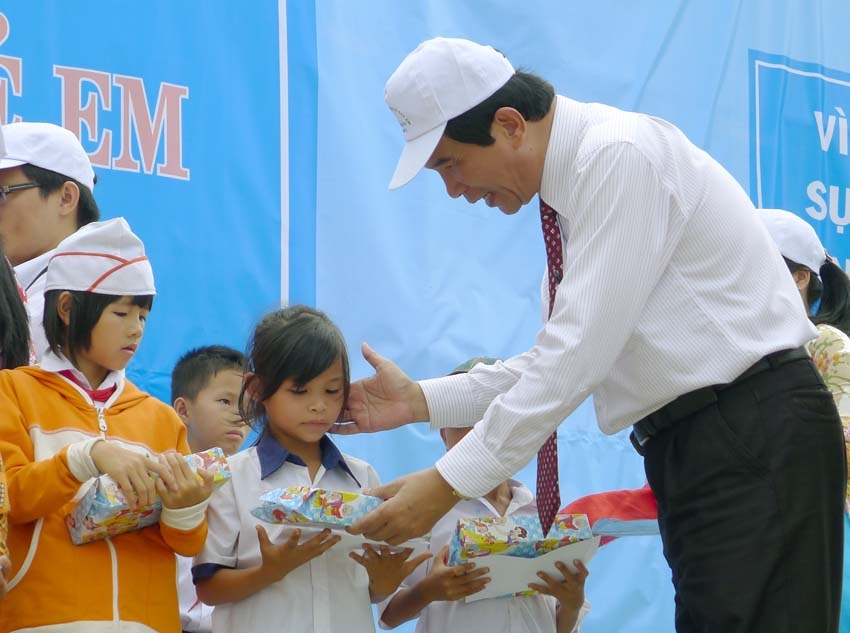 Phó Bí thư Thường trực Tỉnh ủy Hoàng Trọng Hải tặng quà trẻ em vượt khó học giỏi huyện Cư Kuin